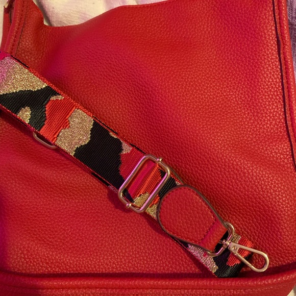 NWT RED VEGAN LEATHER BAG WITH CAMO STRAP - Picture 5 of 7